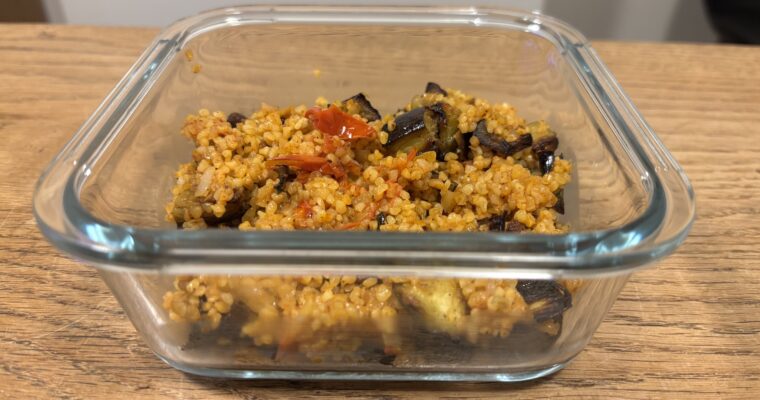 Boulgour à la tomate, aux aubergines et au yaourt citronné