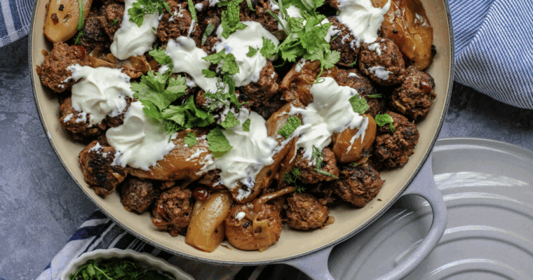 Bouchées d’agneau à la pistache, sauce au yaourt et au sumac