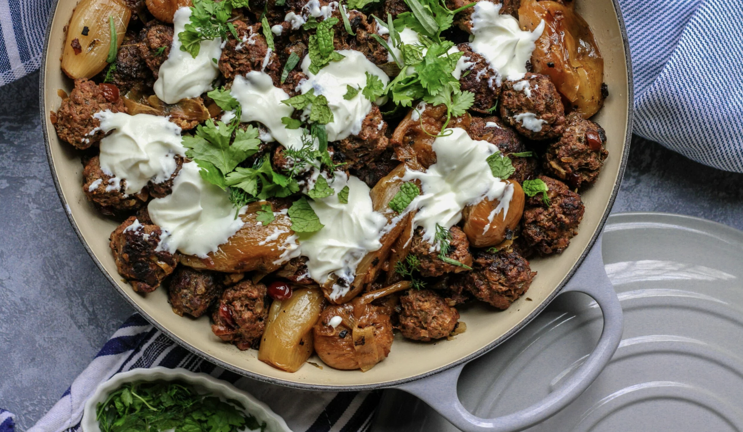 Bouchées d’agneau à la pistache, sauce au yaourt et au sumac