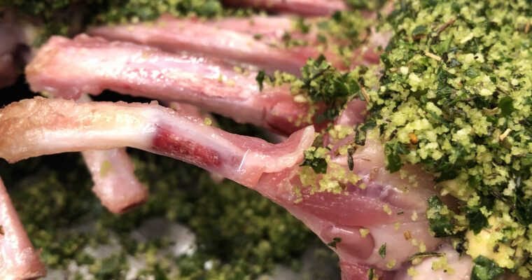 Carré d’agneau en croûte d’herbe