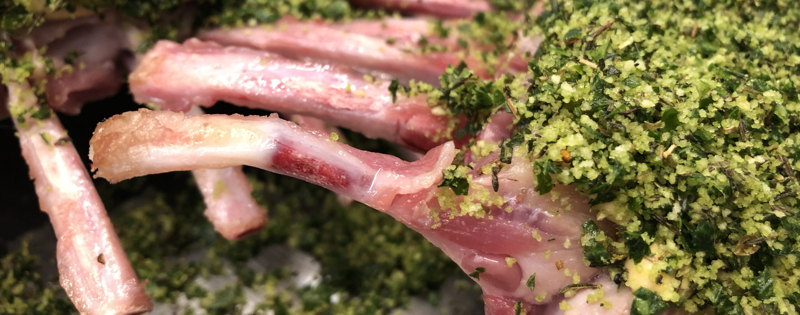 Carré d’agneau en croûte d’herbe