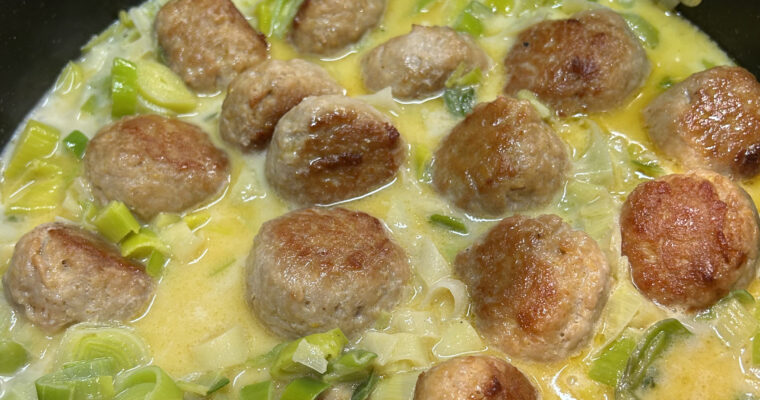Boulettes de poulet haché, poireaux au curry