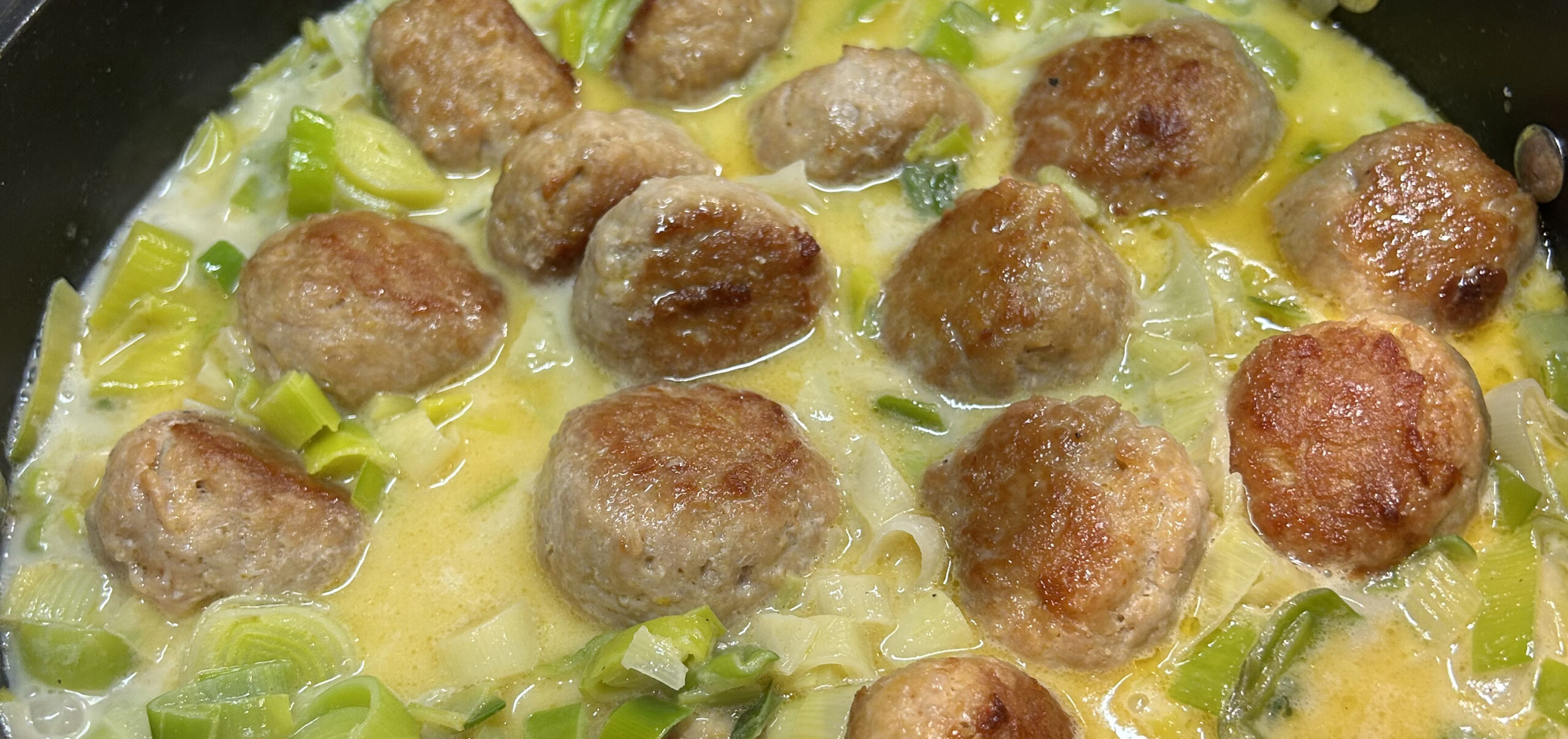 Boulettes de poulet haché, poireaux au curry