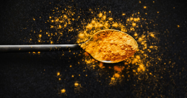 Salade de quinoa, houmous et curcuma