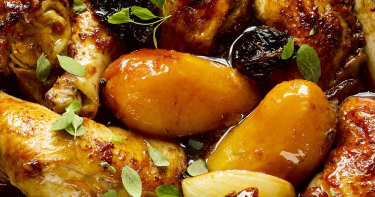 Poulet caramélisé à la mélasse de grenade, pruneaux et pommes de terre