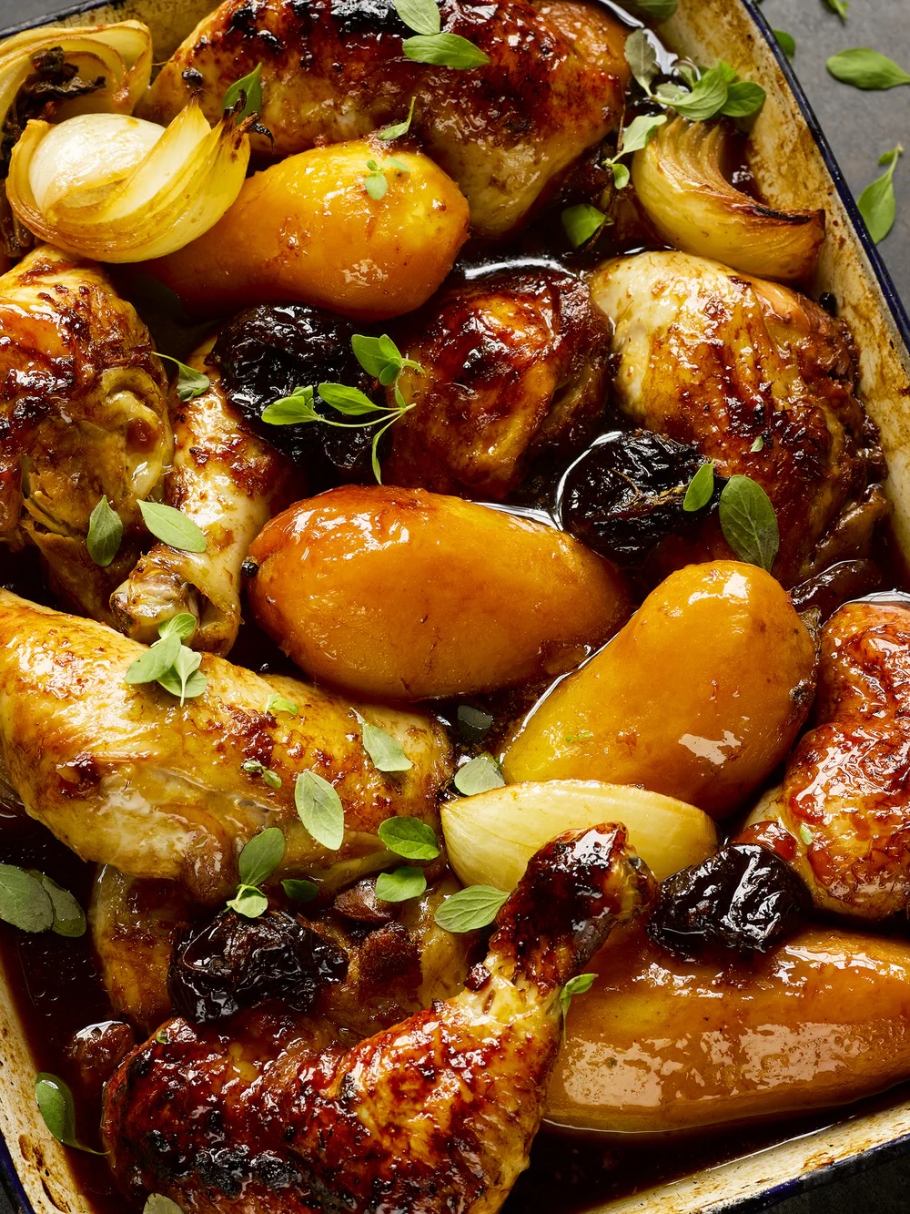 Poulet caramélisé à la mélasse de grenade, pruneaux et pommes de terre