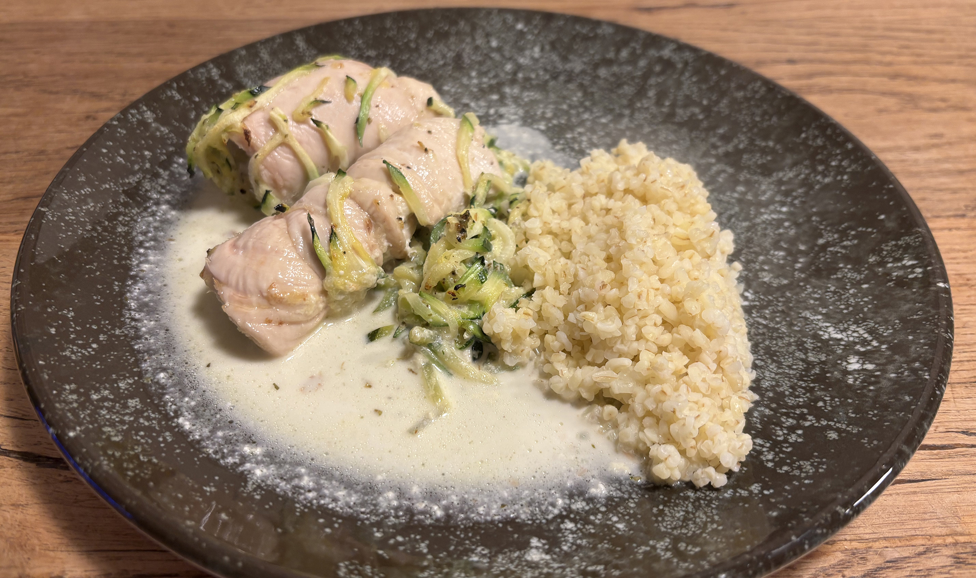 Roulade de poulet au boursin, sauce courgette parmesan
