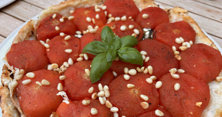 Tatin de tomates au chèvre et au basilic