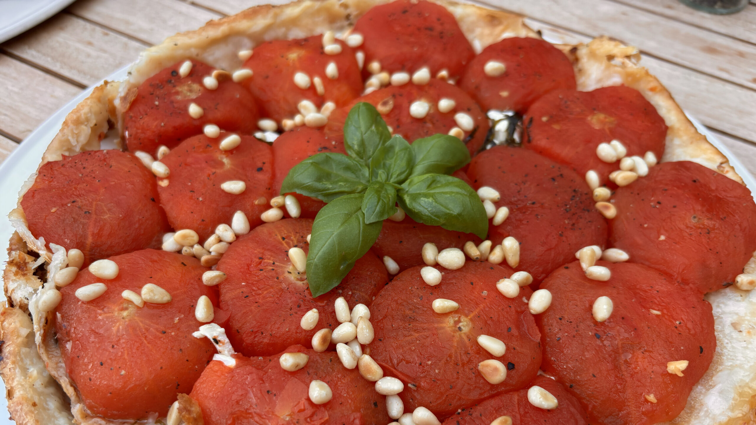 Tatin de tomates au chèvre et au basilic