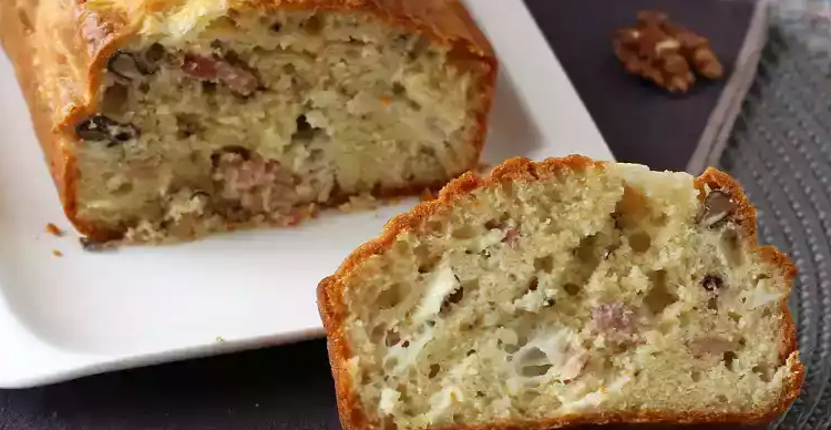 Cake au chèvre, lardons et noix